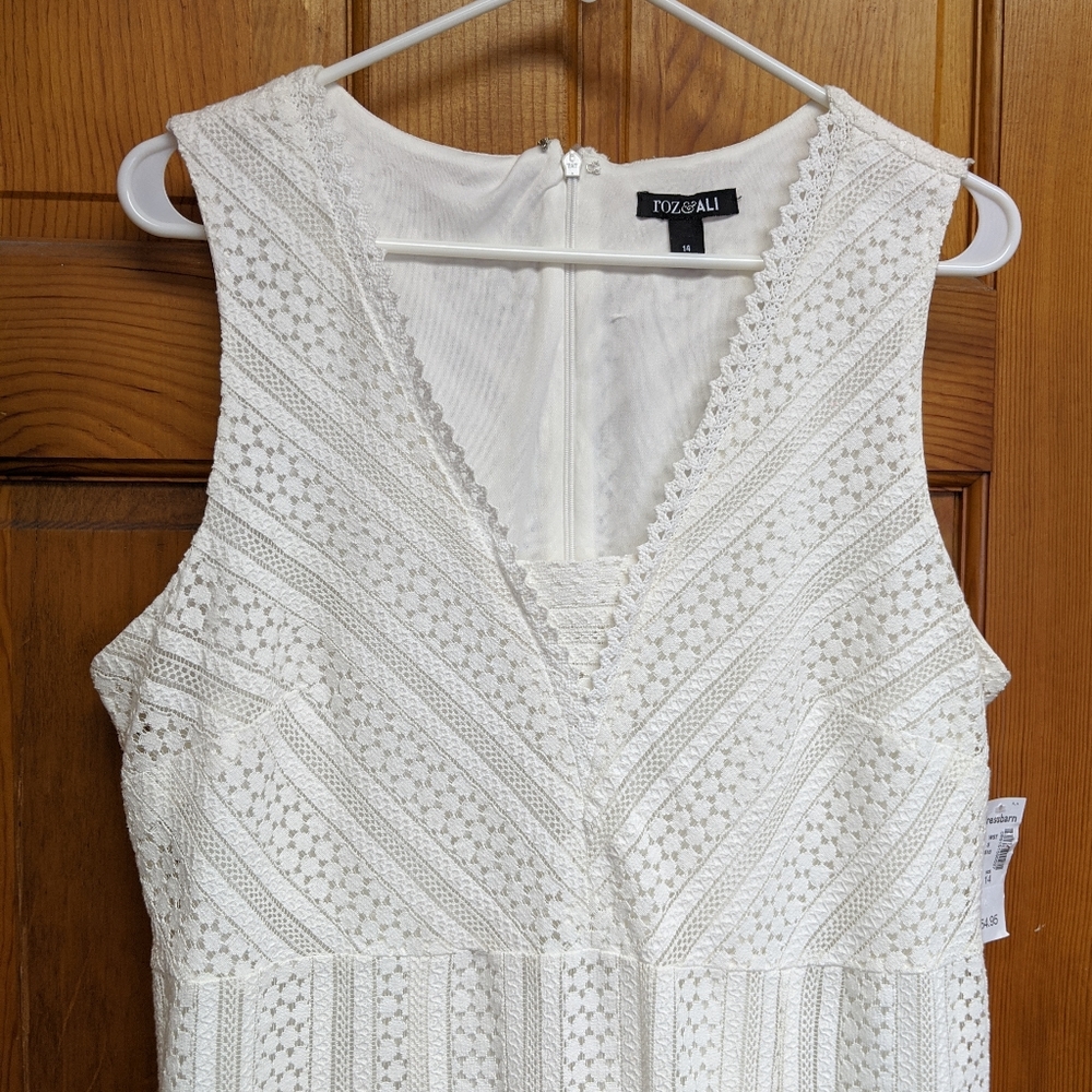 White lace knee-length dress - Picture 5 of 6